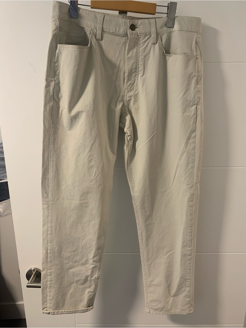 Vineyard Vines Men's Chinos in Light Khaki A13 stretch fabric